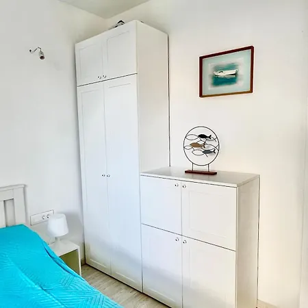 Apartment Stairs To Adriatic 50m From A Beach! Stomorska